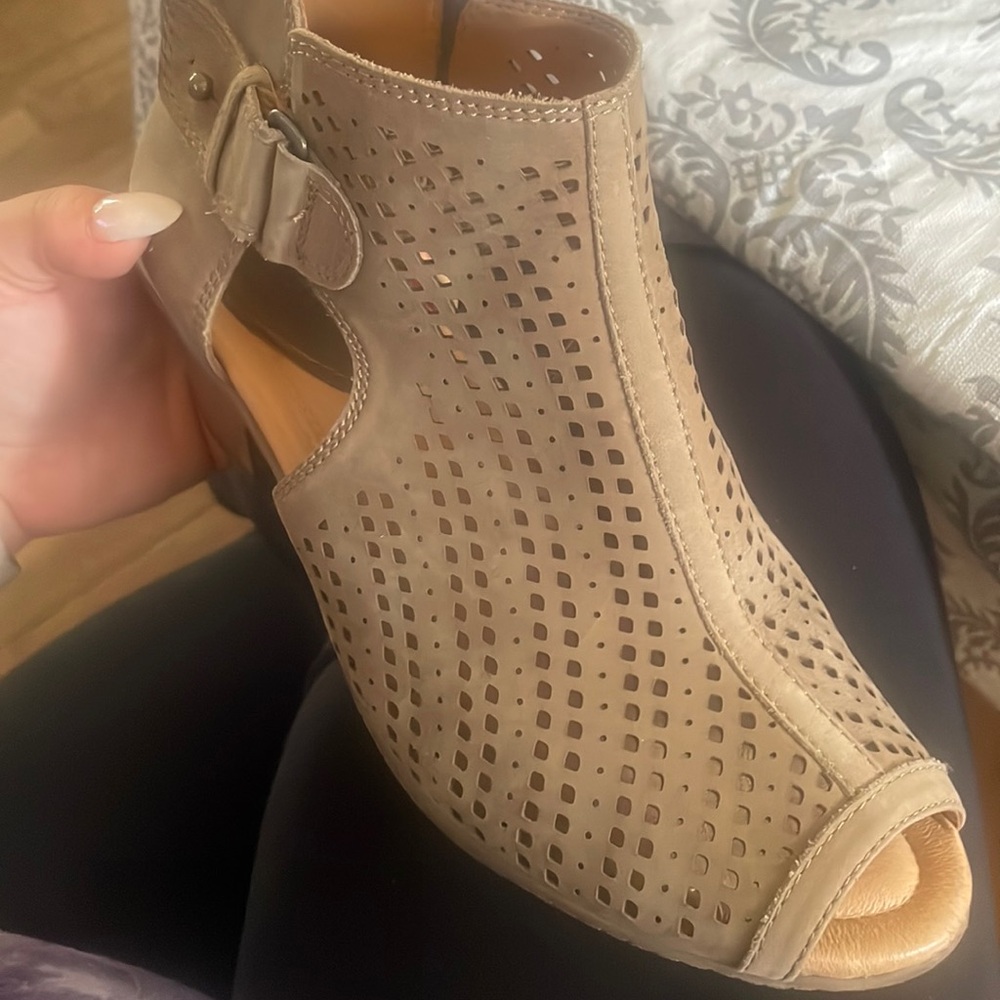 Earth Keri Rear Zip Bootie Women's 7.5 D Dusty Rose Khaki Suede Peep-Toe
